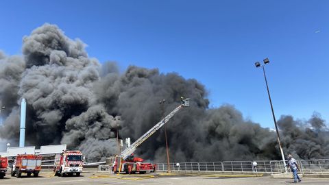 Los servicios de emergencia trabajan sin descanso contra el fuego que afecta a las instalaciones de Jealsa