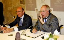 Los ministros De Guindos y Schaeuble en un encuentro en Santiago en abril pasado.