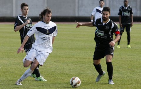 Diego N��ez, a la izquierda, pugna por el bal�n en el partido ante el Sada en A Pinguela. 