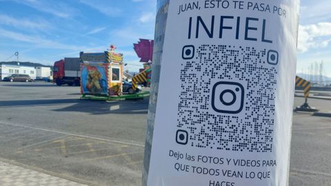 Los carteles�publicitando la supuesta infidelidad est�n pegado en las farolas de la calle Rei Ballesteros de A Pobra