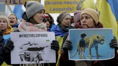 Los ucranianos sostienen pancartas y ondean banderas ucranianas durante una manifestaci�n que apoya el despliegue de tanques Leopard y otro equipo militar en Ucrania,