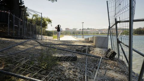 El paseo actualmente está cortado por vallas que los viandantes no respetan.