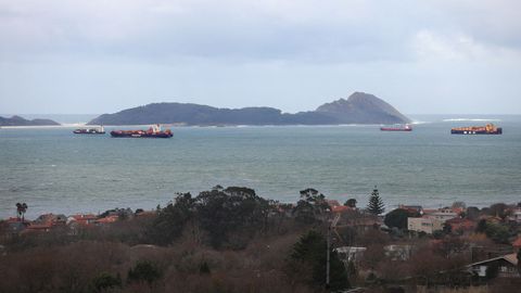 Cuatro buques al abrigo de las islas C�es