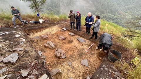 Excavaciones arqueolgicas en el yacimiento de Penas do Castelo, en la parroquia de Salcedo