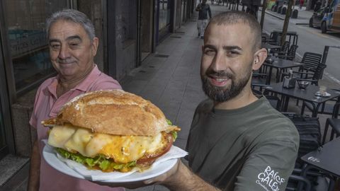 Lino y su hijo �scar Blanco con uno de sus bocadillos emblem�ticos de Santiago, el completo de pollo