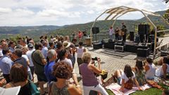 Una actuaci�n musical en la bodega Regina Viarum de Sober, en una edici�n anterior del festival