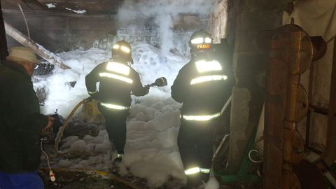 Los bomberos terminaron con las labores de extincin de madrugada