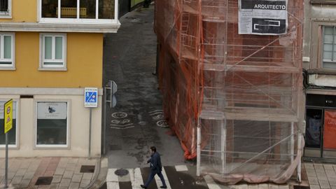 El edificio de esquina con la Rúa da Xesta que se está construyendo