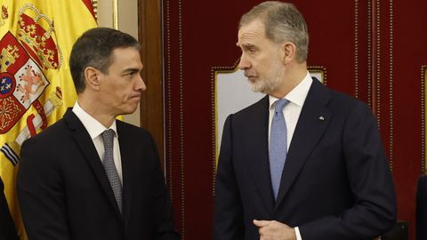 Pedro S&aacute;nchez conversa con el rey Felipe VI durante el acto de conmemoraci&oacute;n de la Constituci&oacute;n de 1978.