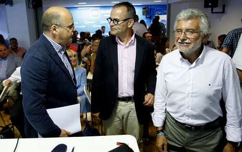 Baltar, en una reuni�n del PP junto a Jes�s V�zquez y Rosendo Fern�ndez, candidato del 2011. 