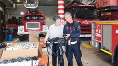 La concejala Eva Vilaverde y el jefe de Bomberos, Vicente Ferrer�a, comprobando los nuevos equipos