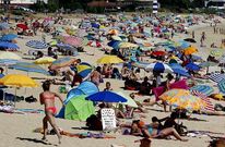 <span lang= es-es >Afluencia masiva a las playas</span>. Las altas temperaturas -Vigo super� ayer los 32 grados-, propiciarion una elevada afluencia a los arenales. Fue el caso del de Rodeira, en la foto.