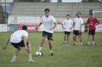 Los jugadores lalinenses comenzaron a ejercitarse sobre el Cortizo a las �rdenes de Sixto. 