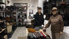 La tercera generaci�n, Mar�a Antonia Pach�n, que dedic� toda su vida a la tienda, y su nieta, la quinta generaci�n, Irene V�zquez, que ayuda al negocio familiar.