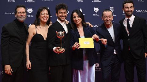 El realizador Guillermo Galoe sostiene su premio, con su hermana Marina Garc�a L�pez a su derecha