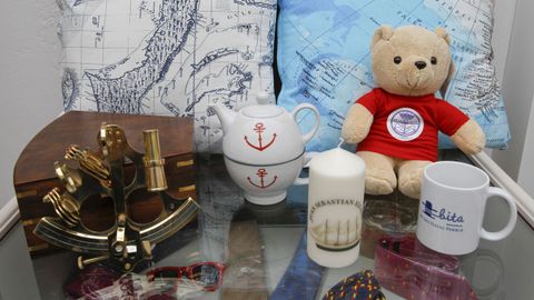 En la imagen, algunos de los artículos que se pueden encontrar en la nueva tienda del Museo Naval