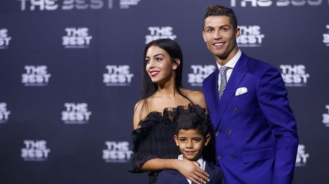 La nueva pareja de Cristiano Ronaldo, Georgina Rodr�guez, junto al hijo del futbolista