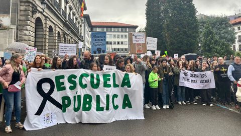 Docentes y sindicatos de ense�anza (ANPE, CCOO, SUATEA, UGT y CSIF) se concentran este lunes frente a la Consejer�a de Educaci�n.