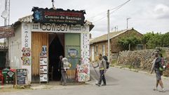 El Camino en Astorga. Tres peregrinos se acercan a al mes�n Cowboy, en El Ganso, en pleno Camino de Santiago.