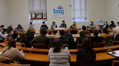 Pont�n, en una reuni�n con colectivos sanitarios