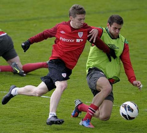 Jon Garca, tratando de arrebatarle el baln a Muniain en un entrenamiento. 