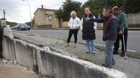 Vecinos de Montecoruto, en Ferrol, reunidos el pasado martes en el lugar del �ltimo accidente, junto a los restos del muro que tir� el veh�culo.