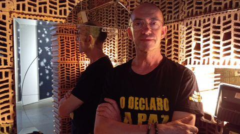 O artista Christian Villamide, na súa obra en Pontevedra