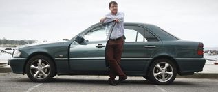 Carlos Iglesias conserva o Mercedes que o seu pai conduc�a hai 17 anos; � o coche da casa e o candidato nunca mercou outro. 