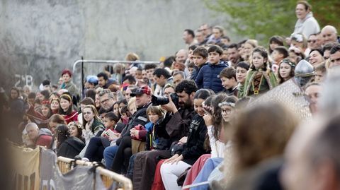 P�blico en las gradas del campo de tierra de los Escolapios durante las justas medievales, protagonizadas por los especialistas de H�pica Celta