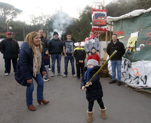 Las visitas de los familiares contribuyen a aliviar las horas de guardia ante la f�brica. 