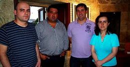 Jacobo Veiga (izquierda), junto al alcalde de Santa Comba y a los ediles de Cultura y Medio Rural.