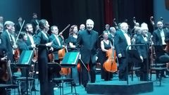 Karl-Heinz Steffens (en el centro), al frente de la Orquesta Sinf�nica