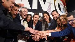 El l�der de Ciudadanos, Albert Rivera, festeja junto a sus candidatos los resultados electorales ante la sede del partido en Madrid