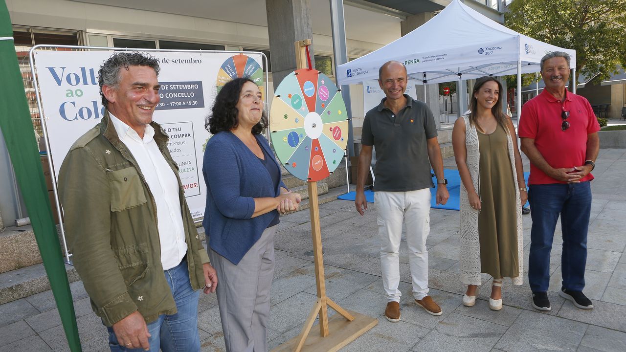 La ruleta repartió 100 euros y regalos en la clausura de «Volta ao cole» en Ribeira