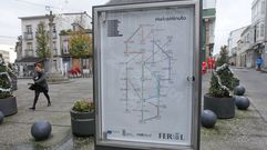 EN LOS BARRIOS URBAN. Planos en 18 puntos de la ciudad por casi 30.000 euros. Tienen la apariencia de un plano de l�neas de autobuses, pero lo que trazan son los itinerarios peatonales por la ciudad, con su distancia en metros y el tiempo estimado para recorrerlos. Se instalar�n en 18 puntos de los barrios de A Magdalena, Canido y Ferrol Vello. Pueden verse ya en al menos la plaza de Canido y en la del Cruceiro (en la foto). Forman parte de un contrato financiado con los fondos Urban que se licit� por 29.240 euros.