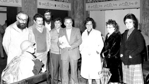 Alonso Montero en 1983 tras dar unha conferencia no C�rculo e acompa�ado por, entre outros, Dar�o Xoh�n Cabana, Enriqueta Otero e Juan Soto