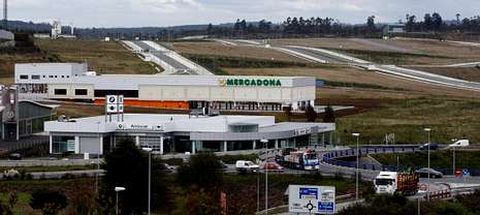 La nave de Mercadona, en el l�mite sur del nuevo pol�gono, es la �nica instalaci�n existente en el �rea de A Sionlla.
