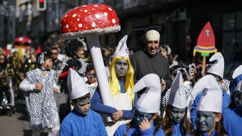 El multitudinario desfile escolar de entroido de Xinzo llen las calles del municipio