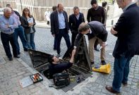 El l�der del PPdeG, N��ez Feijoo, salud� a un operario metido en una arqueta a su paso por Gondomar. 