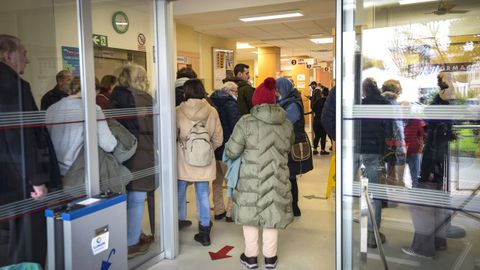 Colas en el centro de salud Virxe da Peregrina, en Pontevedra, por la huelga de mdicos.