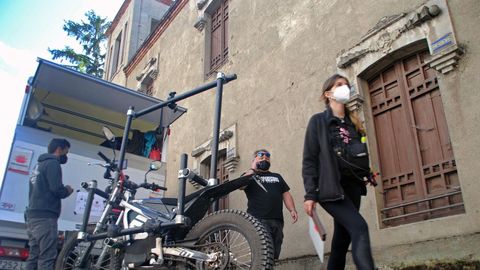 El equipo de rodaje, junto a la casa del capitn Nez, anexa al sanatorio en el que se grab