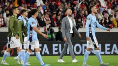 Futbolistas del Celta y su entrenador, Claudio Gir&aacute;ldez, decepcionados por la derrota ante el Friburgo.