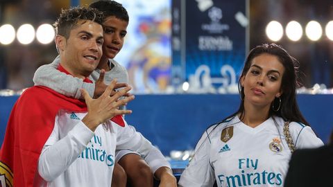 Cristiano Ronaldo junto a su hijo Cristiano Ronaldo Jr. y su pareja, Georgina.