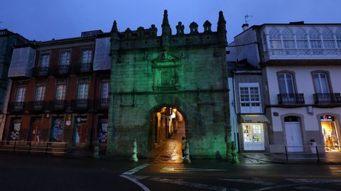 La Porta de Carlos V, de Viveiro, iluminada de verde por el Día Mundial Contra el Cáncer