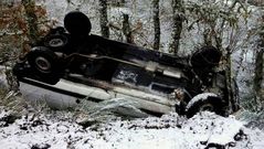 Imagen del coche accidentado en A Veiga