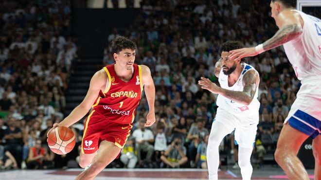 Dorsey, en una acci�n contra C�rdenas durante el partido de clasificaci�n para la Copa del Mundo entre Grecia y Espa�a, en Atenas.