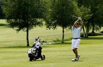 Participante en uno de los torneos que se disputaron en el Club de Golf.
