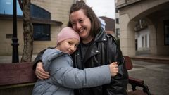 Carlota Abeijn y su madre, Marta Abun Montull, quieren poner una sonrisa al cncer para concienciar de la importancia de luchar contra esta enfermedad