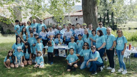 Miembros del club ciclista Afiadores con las familias afectadas, tras la marcha con la que unieron Ourense y Allariz