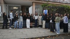 Las nuevas generaciones de Enfermera, ayer antes de entrar en la facultad para acudir a clase